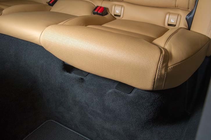 リアシートの座面下には、ノートパソコンやタブレット端末を収納できるスリットが設けられている。