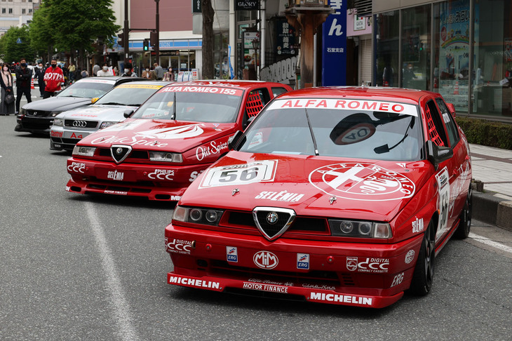 往年のBTCC（英国ツーリングカー選手権）マシン風のいでたちの2台の1997年「アルファ・ロメオ155TS」、1996年「アウディA4 1.8Tクワトロ」など。