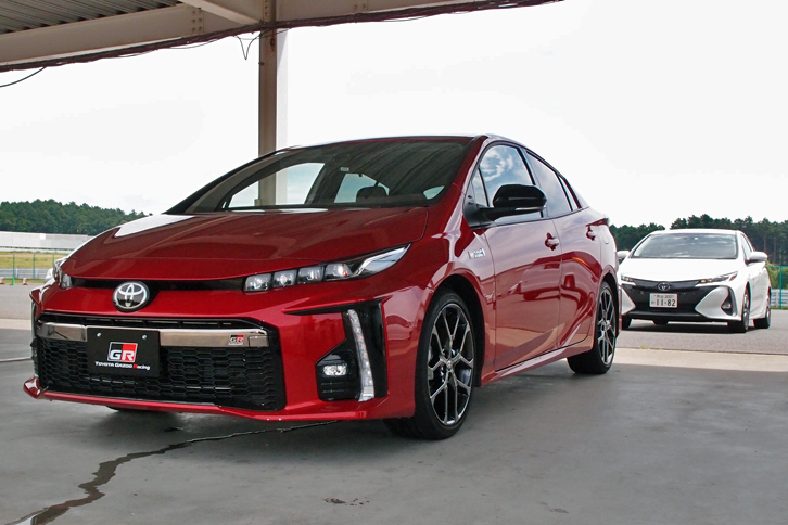プラグインハイブリッド車の「プリウスPHV」にも“GRスポーツ”（写真手前）が設定される。ベースモデル（同奥）と異なるフロントデザインが目を引く。