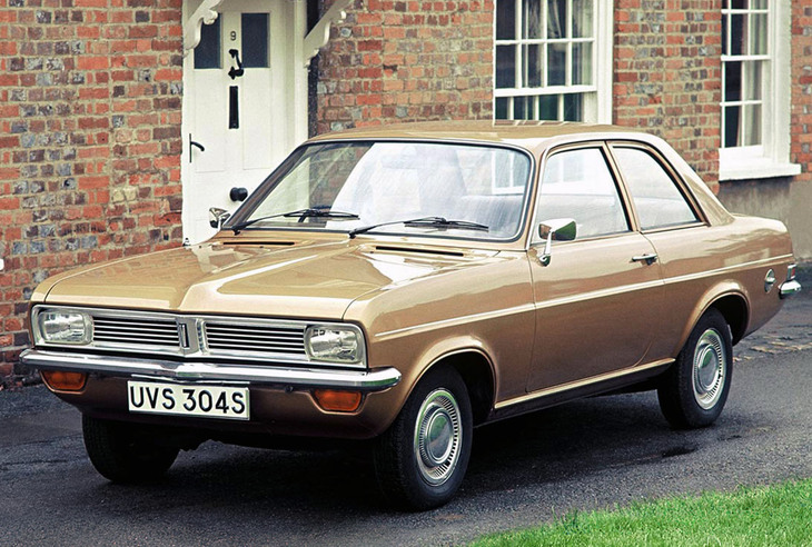 1970年「ボクスホール・ヴィヴァ2ドア」。ドイツの「オペル・カデット」と基本設計を共有するヴィヴァの3代目。同時代の日本車で言えば初代「トヨタ・カリーナ」あたりに近い、オーソドックスな後輪駆動の小型セダン。