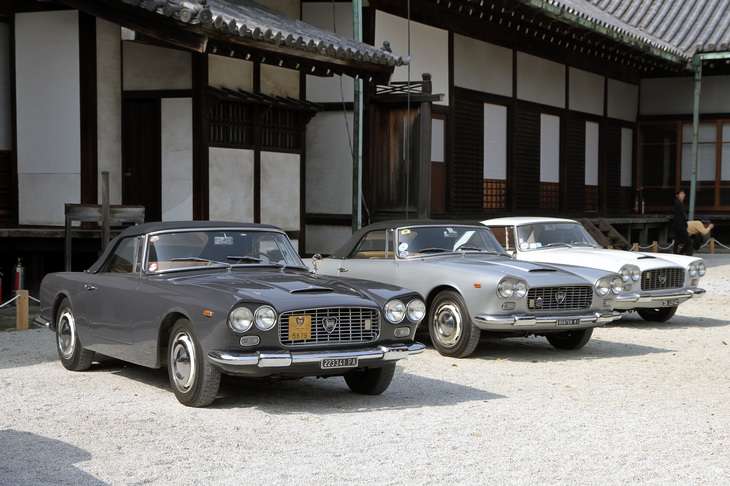 手前から2台の1962年「ランチア・フラミニア コンバーティブル」、そして1962年「同GT」。ランチアのフラッグシップだったフラミニアのバリエーション。これらはトゥーリング製ボディーだが、ベルリーナ（セダン）とクーペはピニンファリーナ、最もスポーティーな「スポルト／スーパースポルト」はザガートが手がけたボディーを持つ。