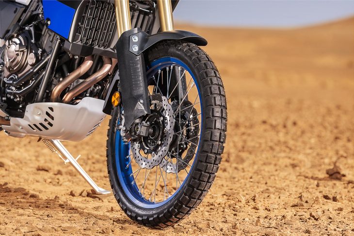 タイヤサイズは前が90/90R21、後ろが150/70R18。ピレリのエンデューロタイヤ「スコーピオンラリーSTR」が装着される。