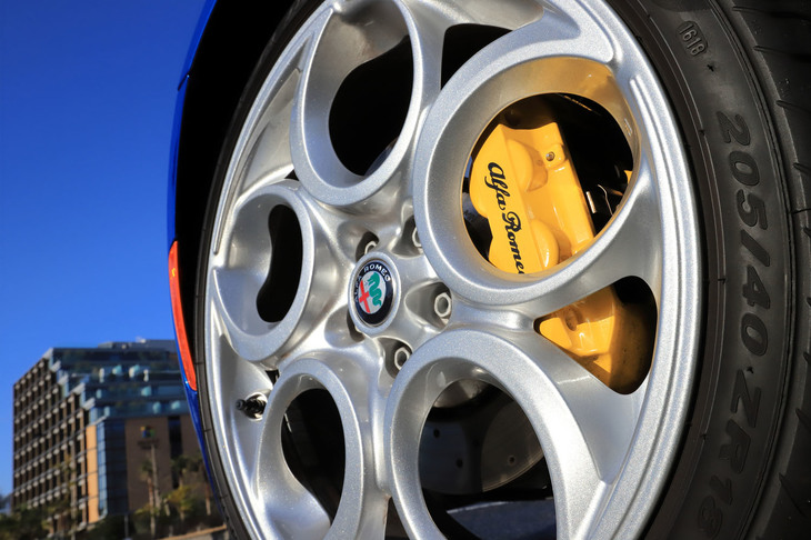 馬てい形のスポークとシルバーの塗装が目を引くアルミホイールは、「4Cスパイダー イタリア」の専用装備。タイヤサイズは前が205/40ZR18、後ろが235/35ZR19となっている。