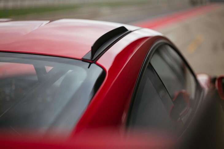 徹底的なエアロダイナミクスの研究・改良の結果、ルーフにもフィンが設けられている。