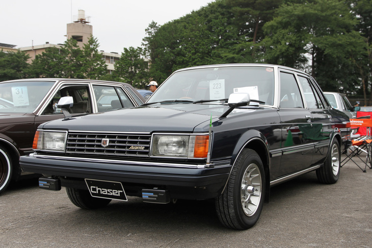 1982年「トヨタ・チェイサー アバンテ」。4代目「マークII」（X60系）の兄弟車となる2代目チェイサーの、6ライトウィンドウを持つ4ドアセダン。「エンケイ・バハ」のアルミホイールを履いている。