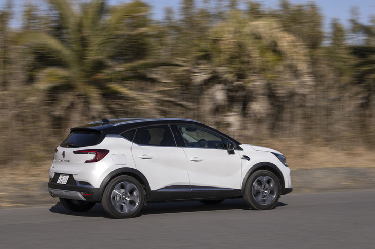 「キャプチャー」の外装には全車ツートンカラーが採用されている。今回の試乗車はボディーがオプションの「ブランナクレメタリック」、ルーフが「ノワールエトワールメタリック」という組み合わせ。