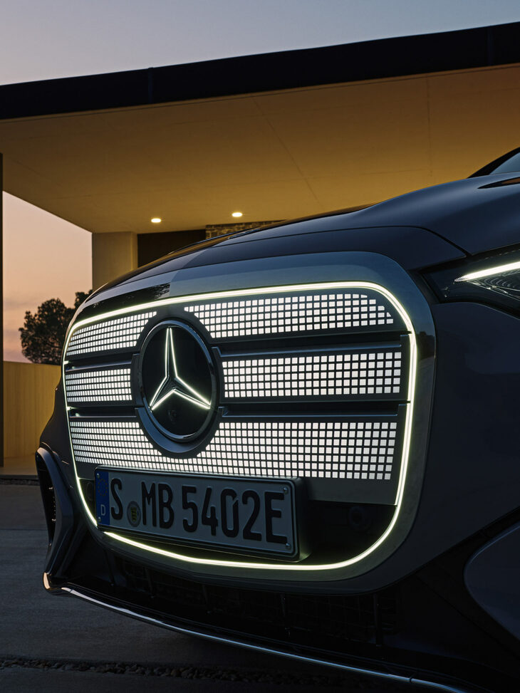 公開された動画を確認したところ、このフロントグリルにはウエルカム機能が備わっているようで、リモコンキーによる施錠／開錠に応じて、ウエーブ状に明滅する。