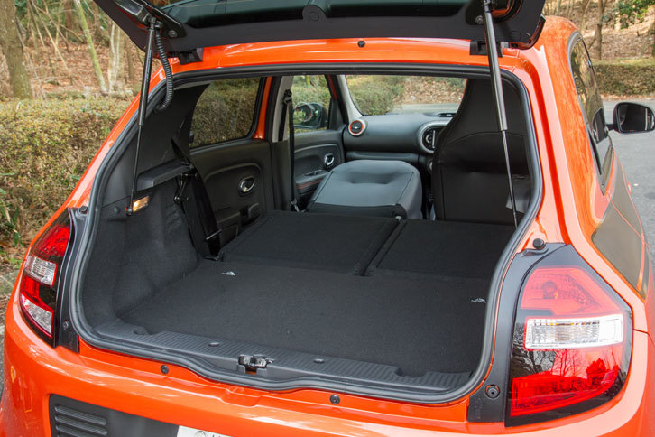 ユーティリティーについては他のグレードと共通。スポーティーな高性能モデルではあるものの、後席の分割可倒機構や2段階のリクライニング調整機構、助手席の可倒機構などはそのまま残されている。