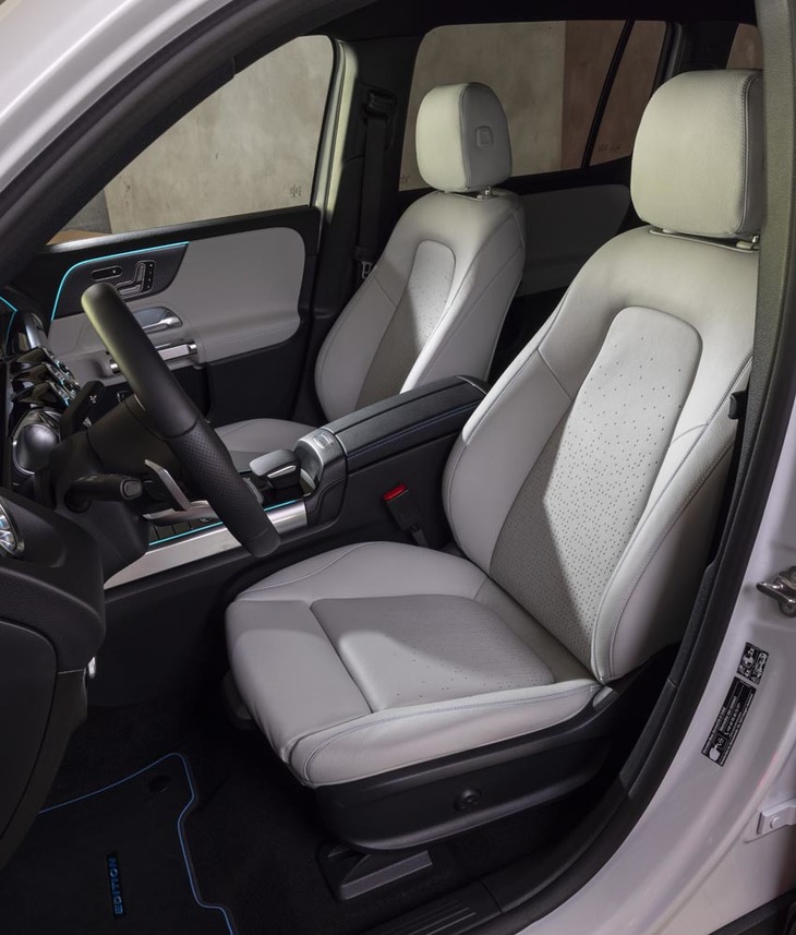 運転席と助手席の間には、高さのあるアームレスト兼小物入れが設けられている。