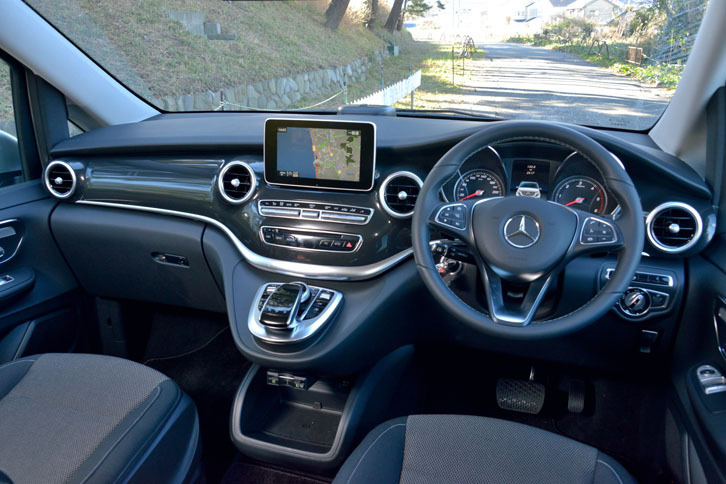 ほかのメルセデス・ベンツ車と同様に、曲線的なラインでデザインされた「Vクラス」のインストゥルメントパネル。センターコンソールには、インフォテインメントシステムの直感的な操作を可能とする「COMANDシステム」が備わる。