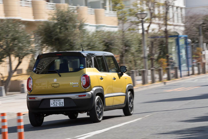 車両重量の軽さとパワフルなターボエンジンが織り成す軽快な走りも「クロスビー」の特徴。燃費はFF車が22.0km/リッター、4WD車が20.6km/リッターとなっている（ともにJC08モード）。