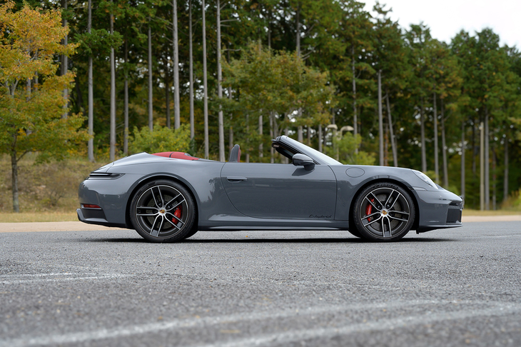 電動式ソフトトップの開閉に要する時間は片道でわずか12秒程度。開けても閉じてもカッコいい。