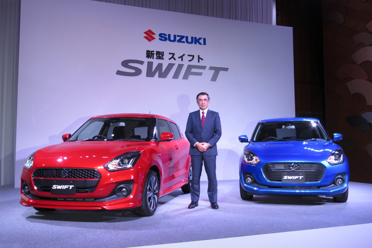 新型「スズキ・スイフト」とスズキの鈴木俊宏社長。
