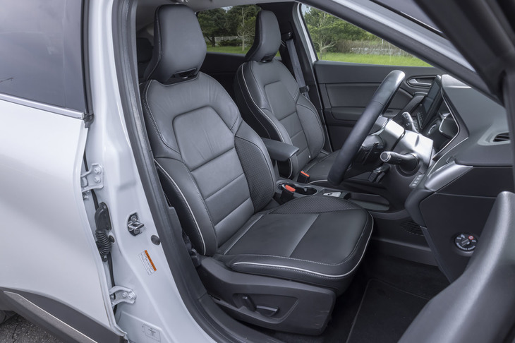 「インテンス テックパック」に装備されるレザーシート。前席はシートヒーター付きで、運転席には電動調整機構も備わる。