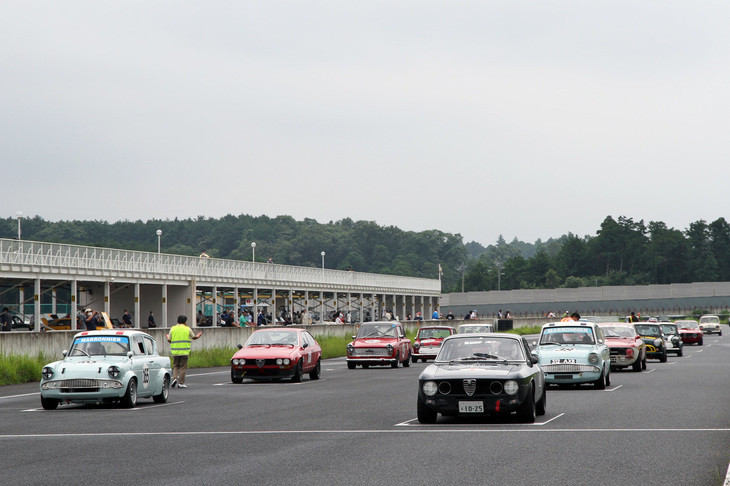 17台が出走した、中間クラスであるクリスタルカップ決勝のスターティンググリッド。