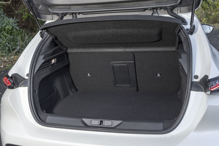 「308 GTハイブリッド」の荷室容量は412リッター。もっと積みたいという方にはわざわざロングホイールベースに仕立てたステーションワゴンの「308SW GTハイブリッド」という選択肢もある。