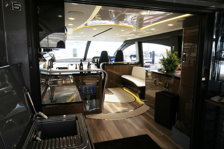 レクサスLY650（キャビン）