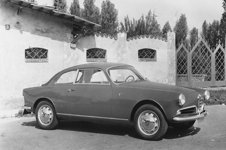 1954年に登場した「アルファ・ロメオ・ジュリエッタ」。「スプリント」はそのクーペモデルを、「ヴェローチェ」は高性能版であることを意味した。