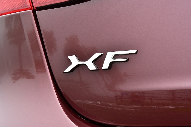 ディーゼルエンジンを搭載する「XF」には、ラグジュアリーな「プレステージ」のほか、ベーシックな「ピュア」の2グレードが用意される。