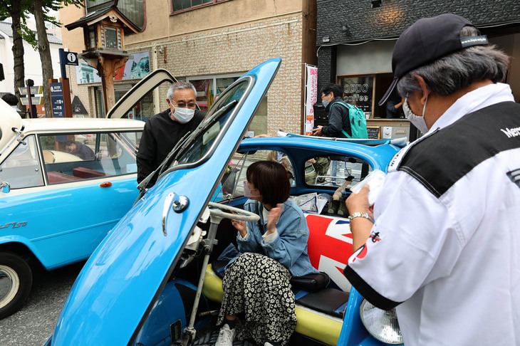 運転席に座らせてあげるなど、いつもサービス精神旺盛なバブルカーのオーナーたち。イベント参加者と来場者の垣根を取り払い、みんなを笑顔にする貴重な潤滑油的存在である。
