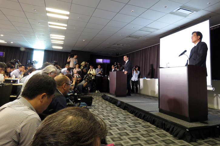 横浜で実施された記者会見の様子。