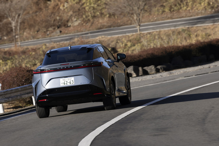 ただFWD化しただけでなく、リアのサスペンションメンバーを新規開発。バネやスタビライザーなども最適化されている。