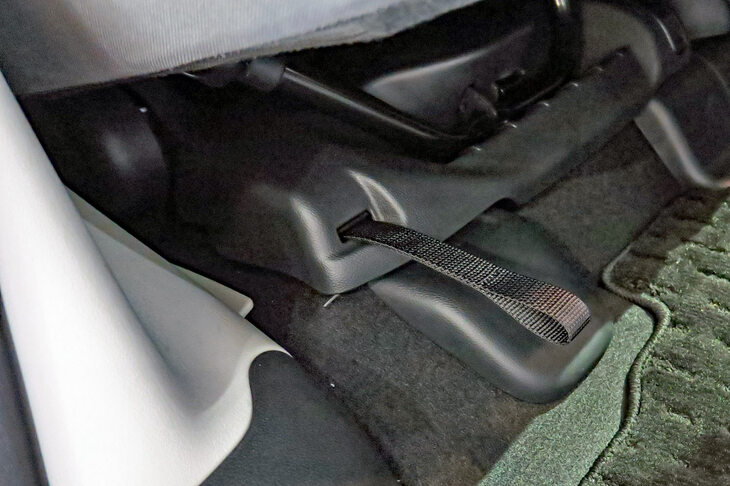 リアシートのスライドは、写真のヒモを引っ張ってロックを解除する。