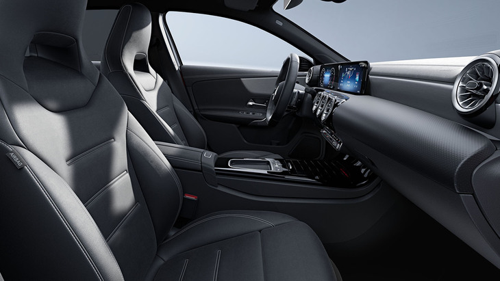 「A180アーバンスターズ」のインテリア。（以下も含めて日本仕様は右ハンドル）