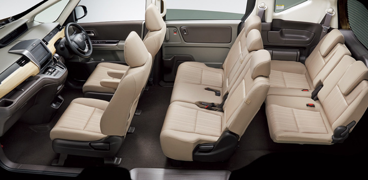 木目調の装飾パネルや、ベージュやモカのシートが用意されるのは、3列シートの「フリード」のみとなる。