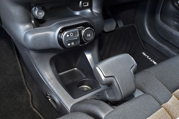 トランスミッションは5段AT（シングルクラッチ式）。センターパネルにボタン式のシフトセレクターが用意される。その手前にある、一見シフトセレクターと勘違いしそうなレバーはパーキングブレーキ。