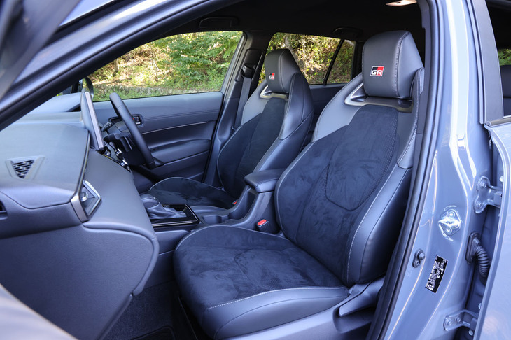 張り出した座面や背もたれのサイドサポートと、ヘッドレストの「GR」ロゴが目を引く「カローラ クロスGRスポーツ」のフロントシート。シートそのものは「GRカローラ」との共通アイテムで、触感のいい合成皮革と穴あき加工が施された滑りにくい「ブランノーブ」の表皮で仕立てられている。