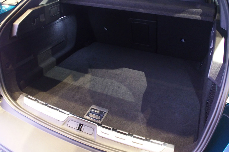 プジョー408 GTハイブリッド（ラゲッジスペース）