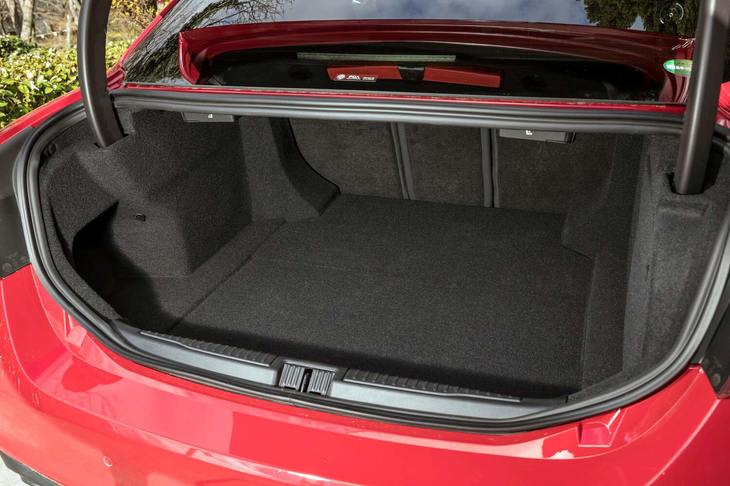 トランクルームの容量は、5人乗車時で480リッター。
