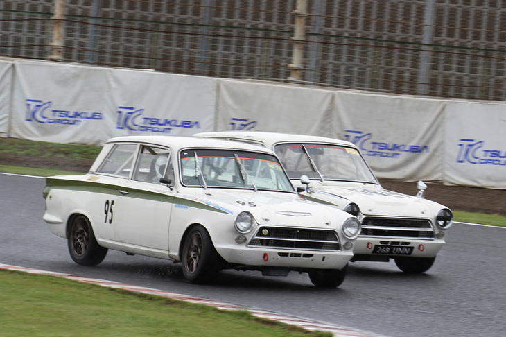 Sレースで、サイド・バイ・サイドのバトルを魅せる双子の1963年「ロータス・コーティナMk1」。