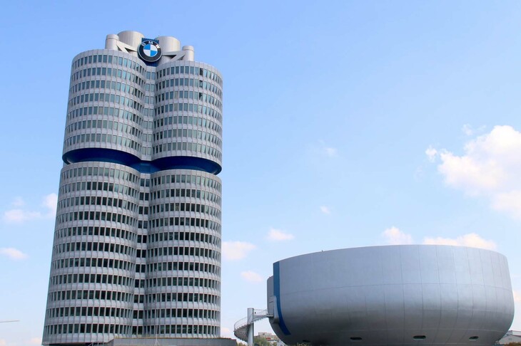 ドイツ・ミュンヘンにあるBMWの本社（写真左）とミュージアム棟（同右）。