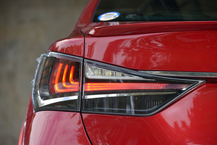 リアコンビランプ。レクサスのイニシャル「L」をモチーフとしたデザインが採用されている。