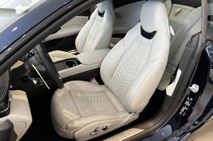 マセラティ・グラントゥーリズモ トロフェオ（フロントシート）