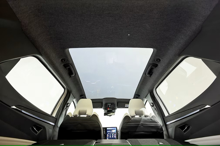 サンルーフにはアクティブコーティングが施されており、ボタンに触れるだけで、数秒で不透明にすることができる。