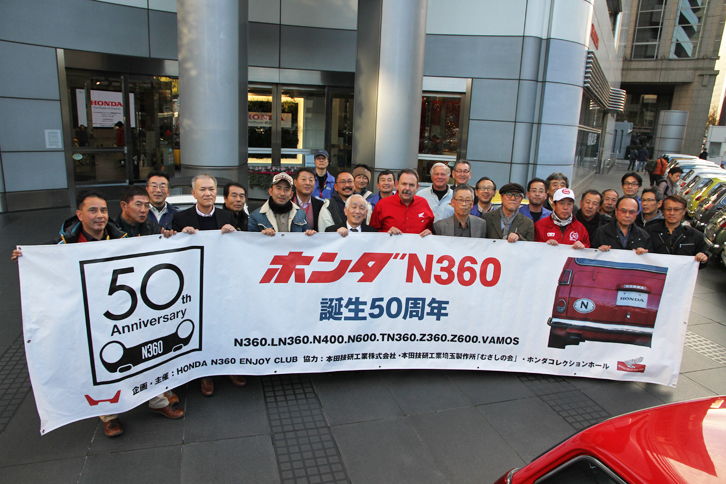 本社ビル前にて、ゲストとスタッフを務めたHCECのメンバー。今年に入ってから、メンバーはこのバナーを掲げて、各地でイベントを重ねてきた。