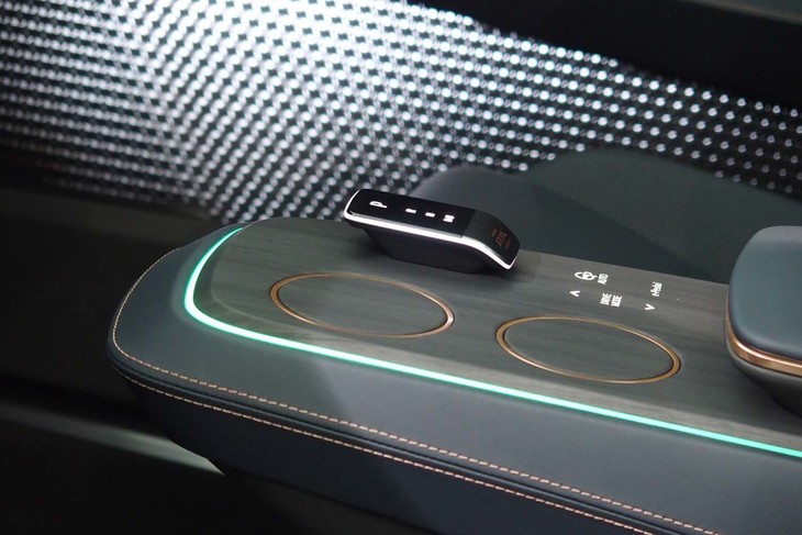 「ニッサン アリア コンセプト」のセンターコンソール。