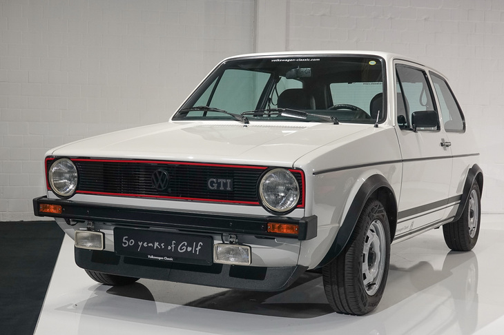 1976年に登場した初代「ゴルフGTI」。アウトバーンの民主化を成し遂げた記念碑的モデルだ。