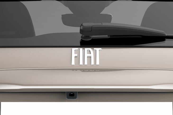 リアの「FIAT」エンブレムもホワイトで仕上げられる。