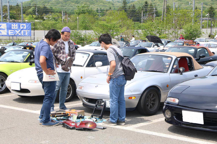 会場内では、ファン同士の交流も積極的に行われており、あちこちでクルマ談議に花が咲いた。復刻部品同様に大切なのが、中古パーツの存在。不要となったパーツが誰かの役に立てばと、譲りたいパーツを愛車の前に並べているユーザーも多かった。