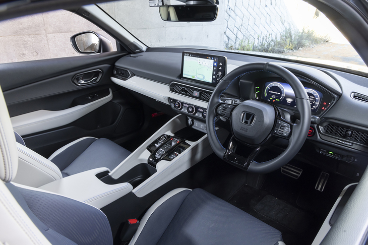 白のスエード調素材を張り巡らせたキャビンは明るく上品な雰囲気だ。着座位置に対してセンターコンソールの位置が高く包まれ感も強い。