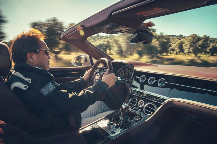 スペイン・マラガのワインディングロードで「コンチネンタルGTコンバーチブル」を試す筆者。