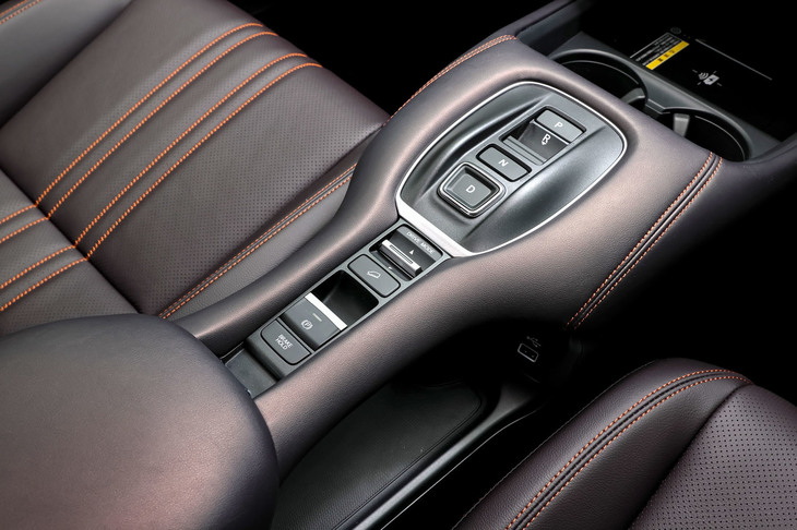 フローティング式のセンターコンソールには、運転に関連するスイッチ類をまとめて配置。その下にはUSBポートや収納トレーが備わっている。