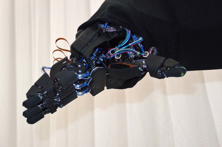 「アバターロボット」の「多指ハンド」先端。指先には触感センサーとツメが装着されている。