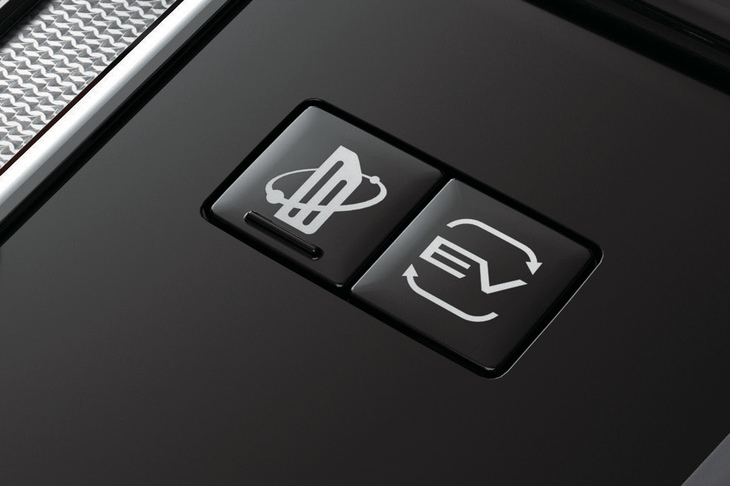 センターコンソールに備わる「イノベーティブペダルオペレーションモード」のスイッチ（左）。回生ブレーキを強めることで、“ほぼ”ワンペダルドライブが可能となるが、完全停車するためには、ちゃんとブレーキを踏む必要がある。