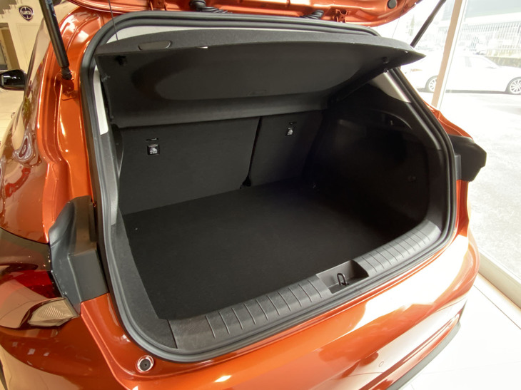 ラゲッジルーム容量の440リッターは驚くべき数字ではないが、シンプルな縦横形状ゆえ実効性は高い。