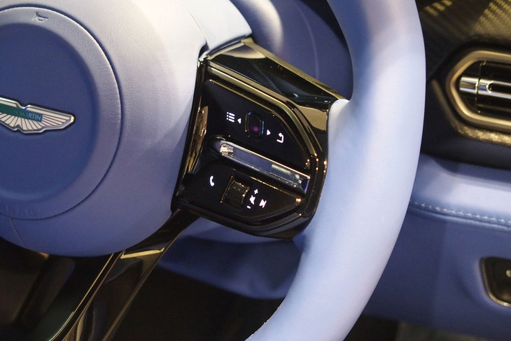 アストンマーティン・ヴァンキッシュ（ステアリングホイール右側スイッチ）